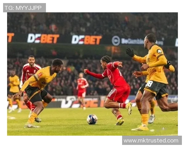 英超激战：那不勒斯险胜利物浦点球大战引发全场狂欢